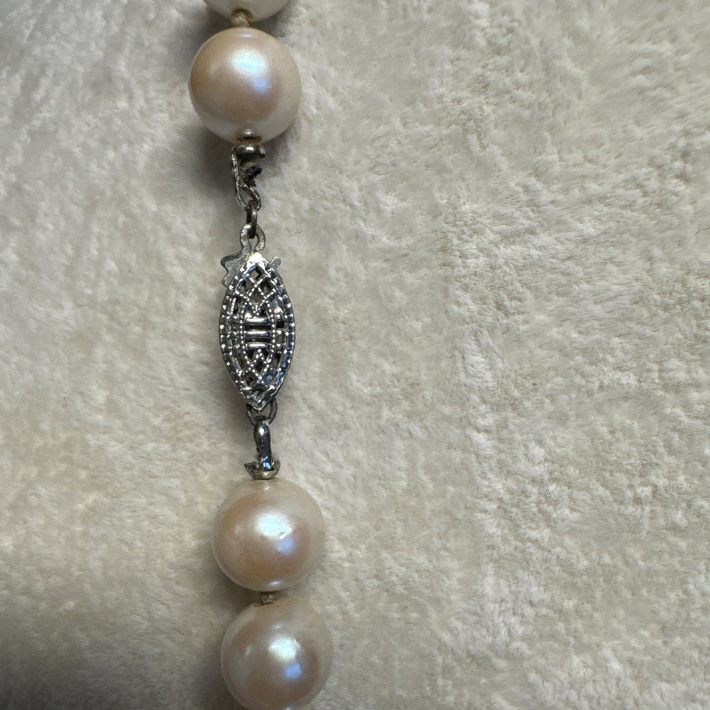 VTG Faux Pearl Necklace Knotted 24" Champagne W Silver Tone Clasp 6mm - Picture 4 of 7